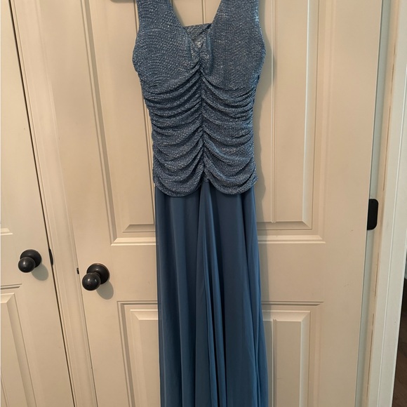 R & M Richard’s ruched sleeveless evening gown. Size 8 - Picture 6 of 9